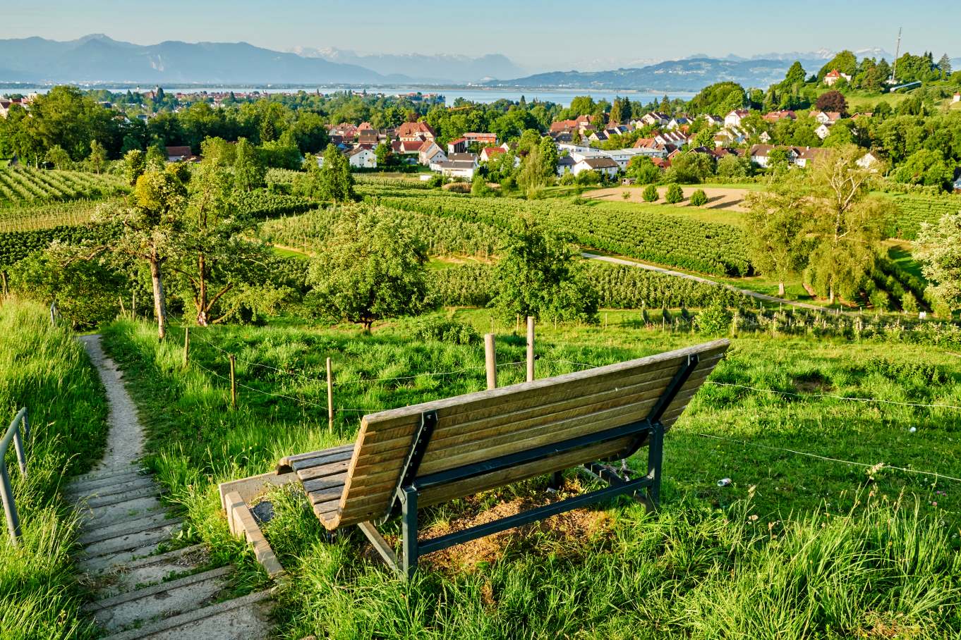 Sitzbank mit Blick über die Landschaft zum Bodensee mit Alpenpanorama
