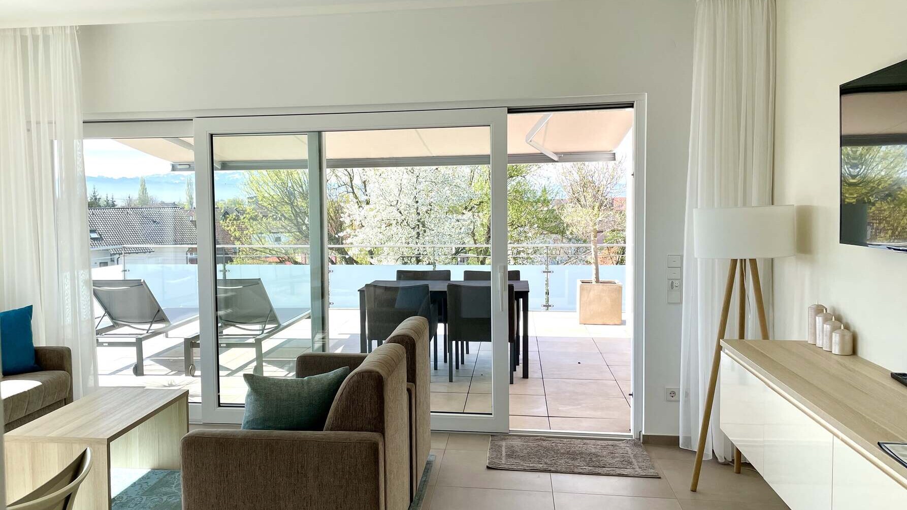 Wohnraum mit Blick zur Dachterasse der Ferienwohnung Penthouse-Appartement in Langenargen am Bodensee