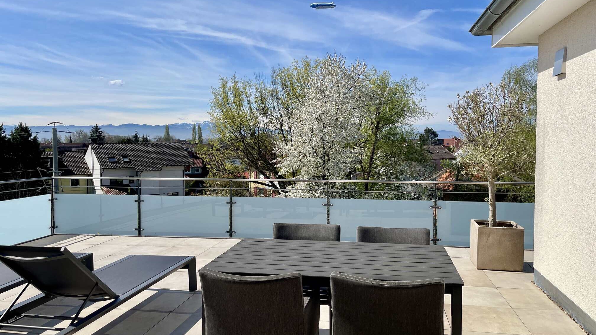 Dachterasse mit Blick Alpenpanorama der Ferienwohnung Penthouse-Appartement in Langenargen am Bodensee