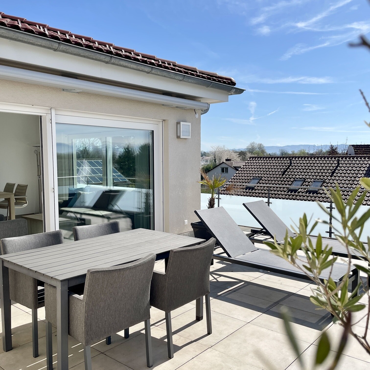 Dachterasse Essbereich und Sonnenliegen der Ferienwohnung Penthouse-Appartement in Langenargen am Bodensee