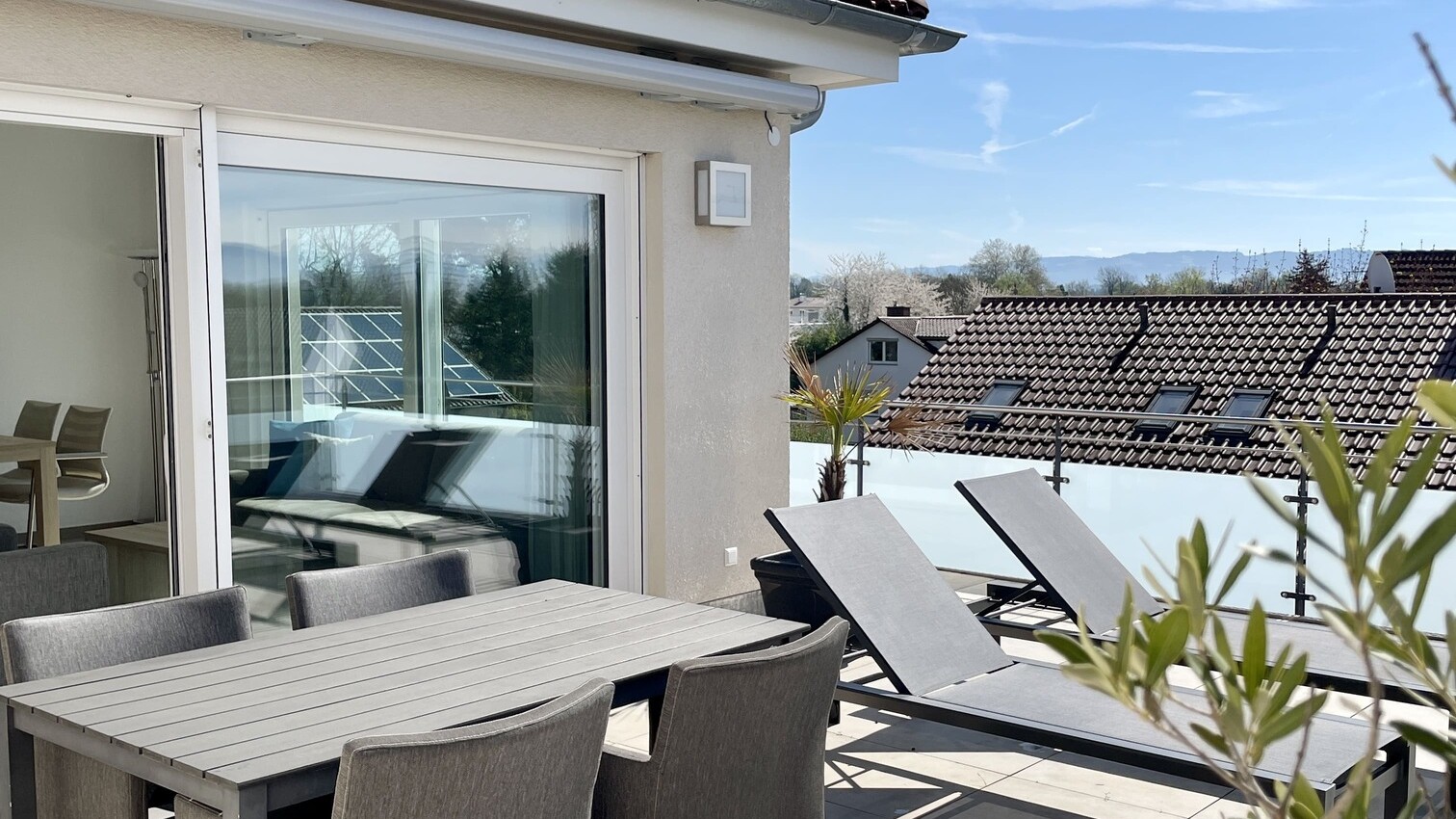 Dachterasse Essbereich und Sonnenliegen der Ferienwohnung Penthouse-Appartement in Langenargen am Bodensee