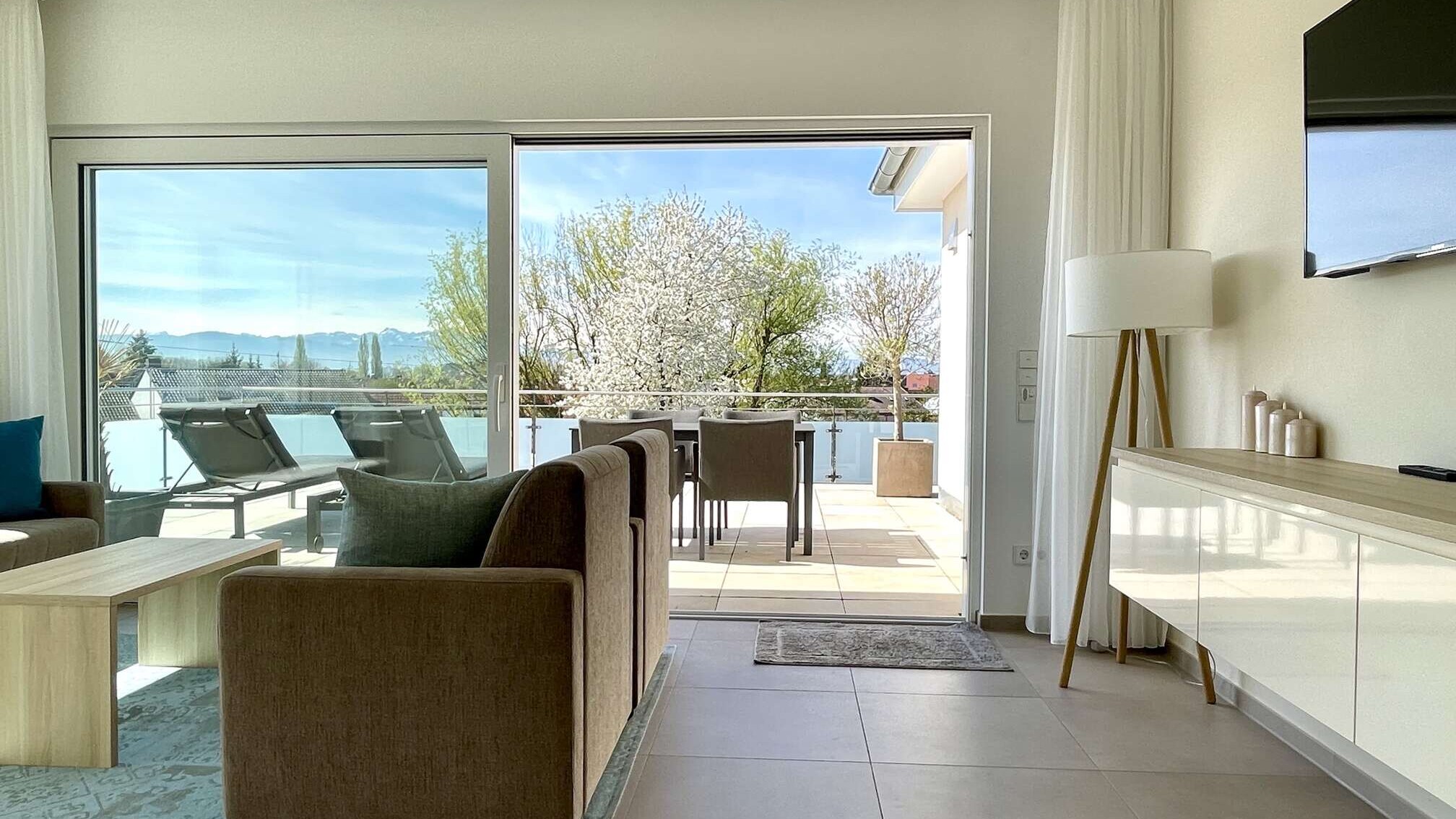 Wohnbereich mit Blick zum Aussenbereich der Ferienwohnung Penthouse-Appartement in Langenargen am Bodensee