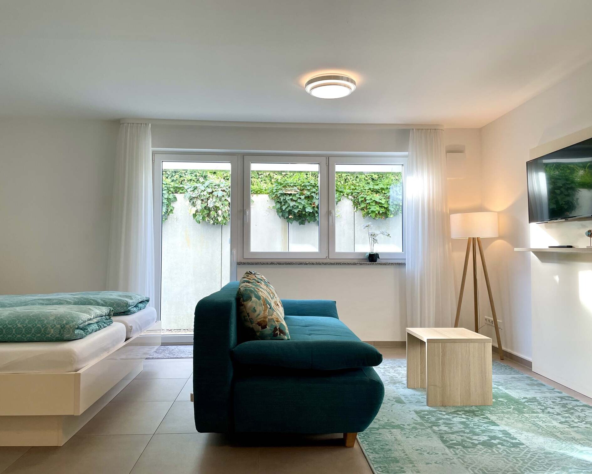 Bett, Couch und Entertainment des Studio Ferienwohnung in Langenargen am Bodensee