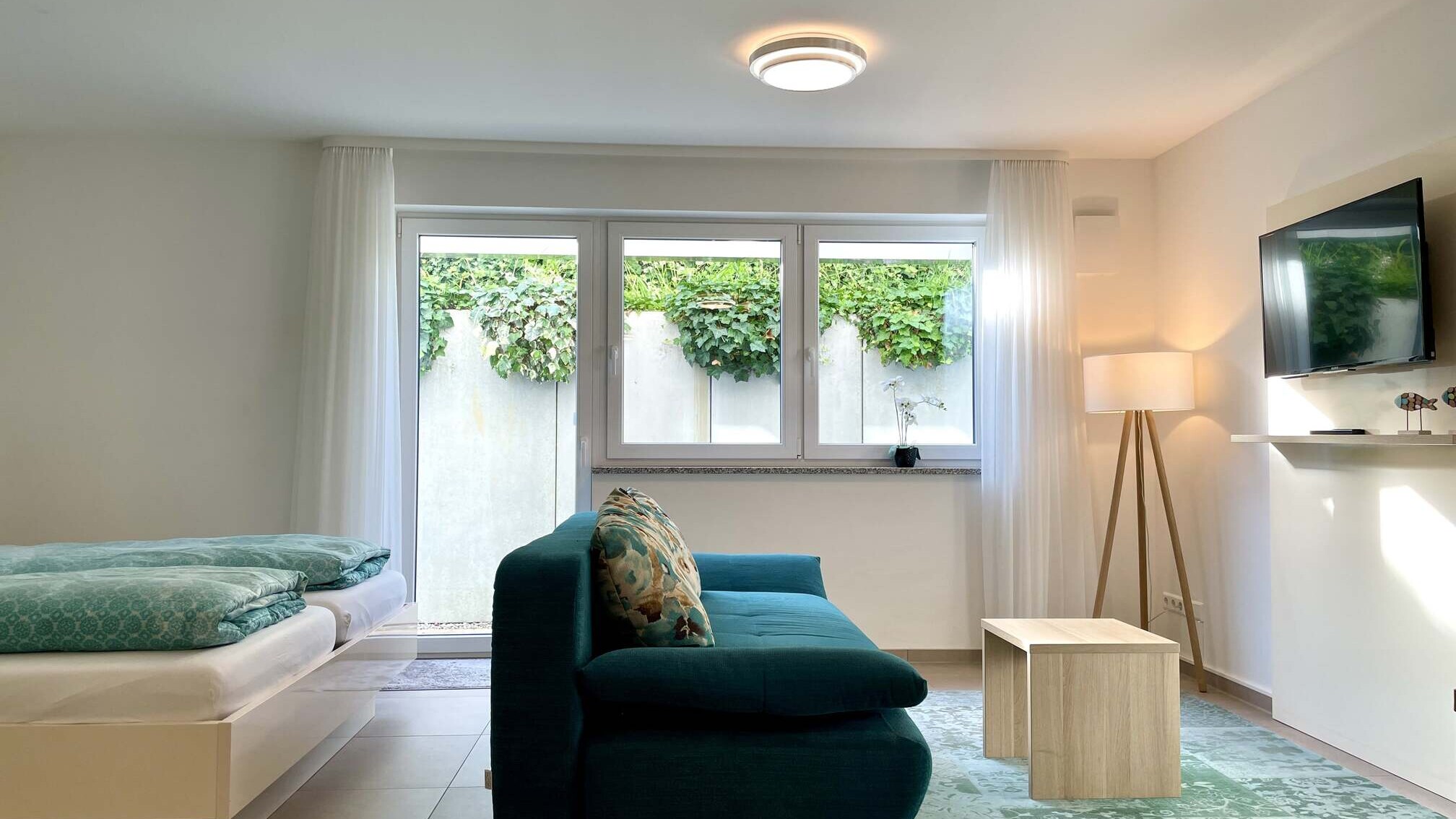 Bett, Couch und Entertainment des Studio Ferienwohnung in Langenargen am Bodensee