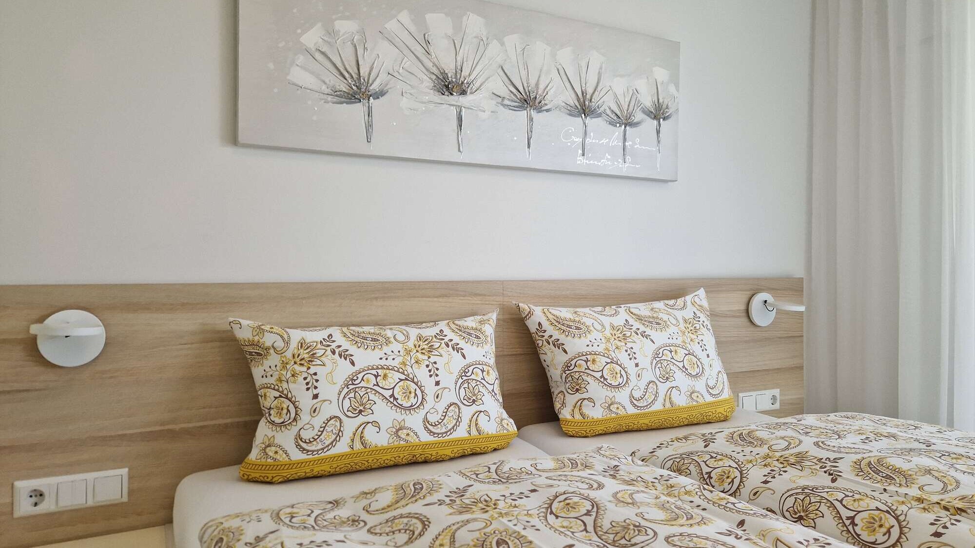 Schlafzimmer mit Bettansicht der Ferienwohnung Appartement in Langenargen am Bodensee