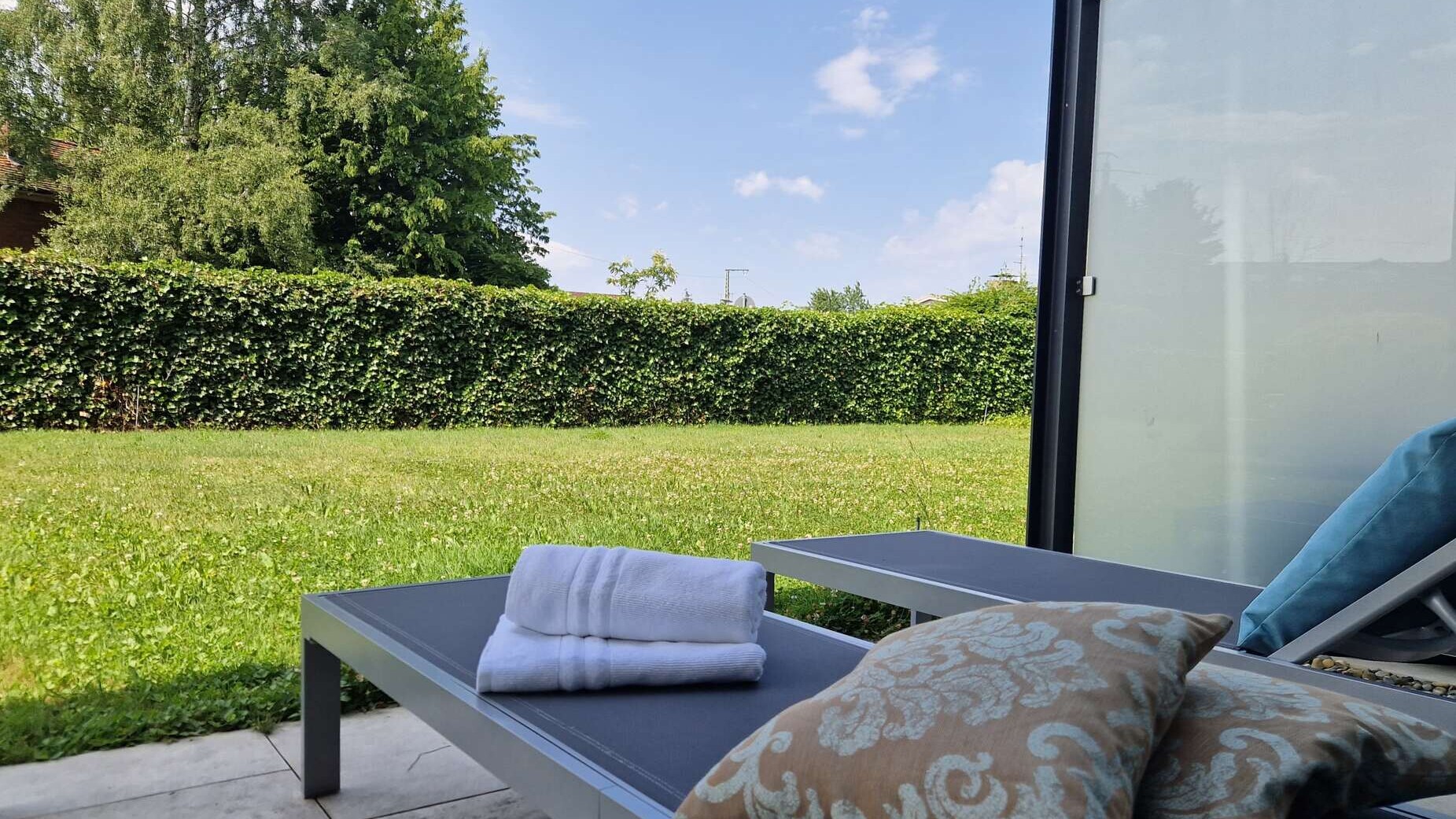 Liegen auf Terrasse mit Wiese der Ferienwohnung Appartement in Langenargen am Bodensee