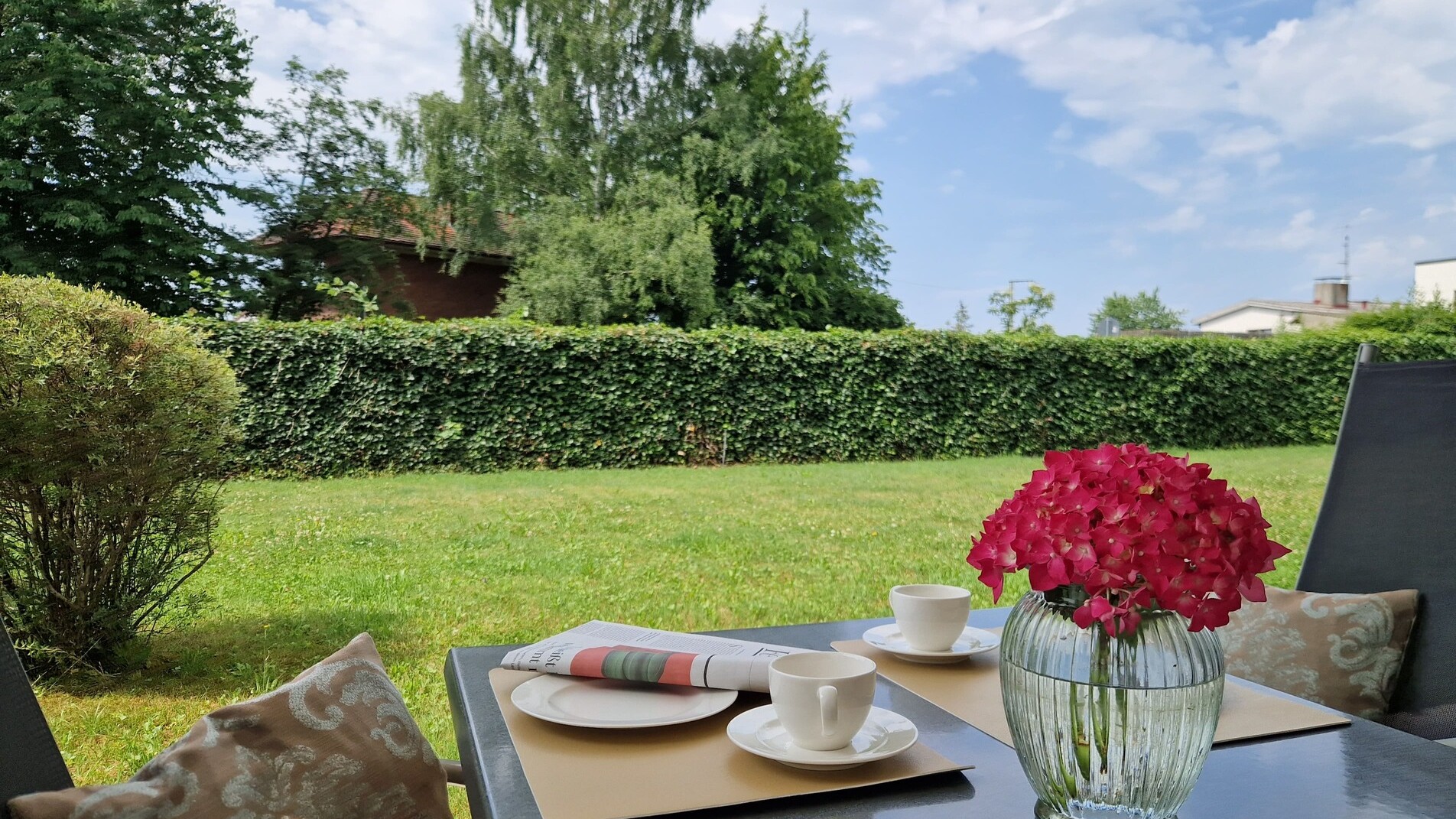 Tisch auf Terrasse mit Wiese der Ferienwohnung Appartement in Langenargen am Bodensee
