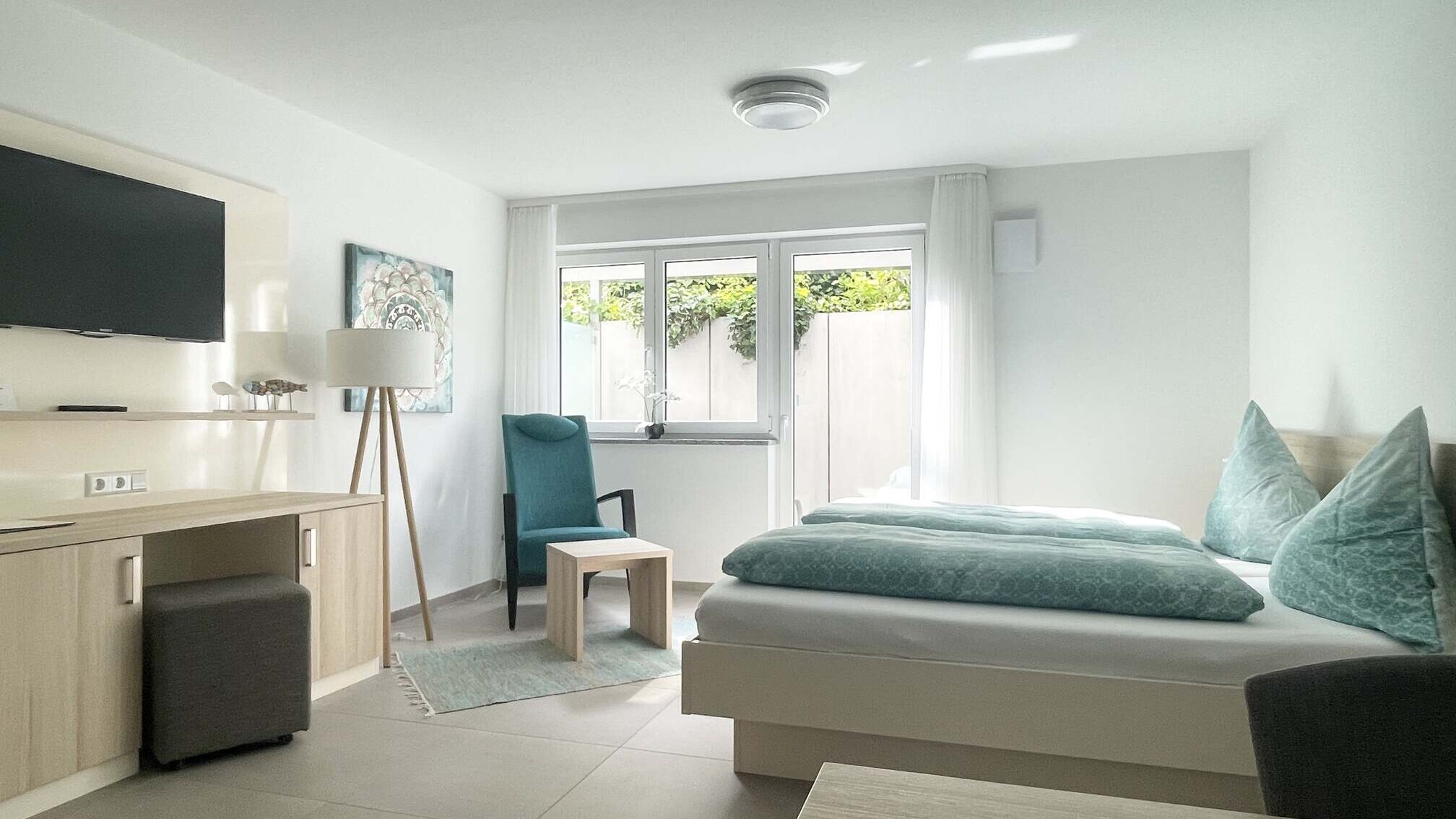 Bett und Entertainment des Studio Ferienwohnung in Langenargen am Bodensee