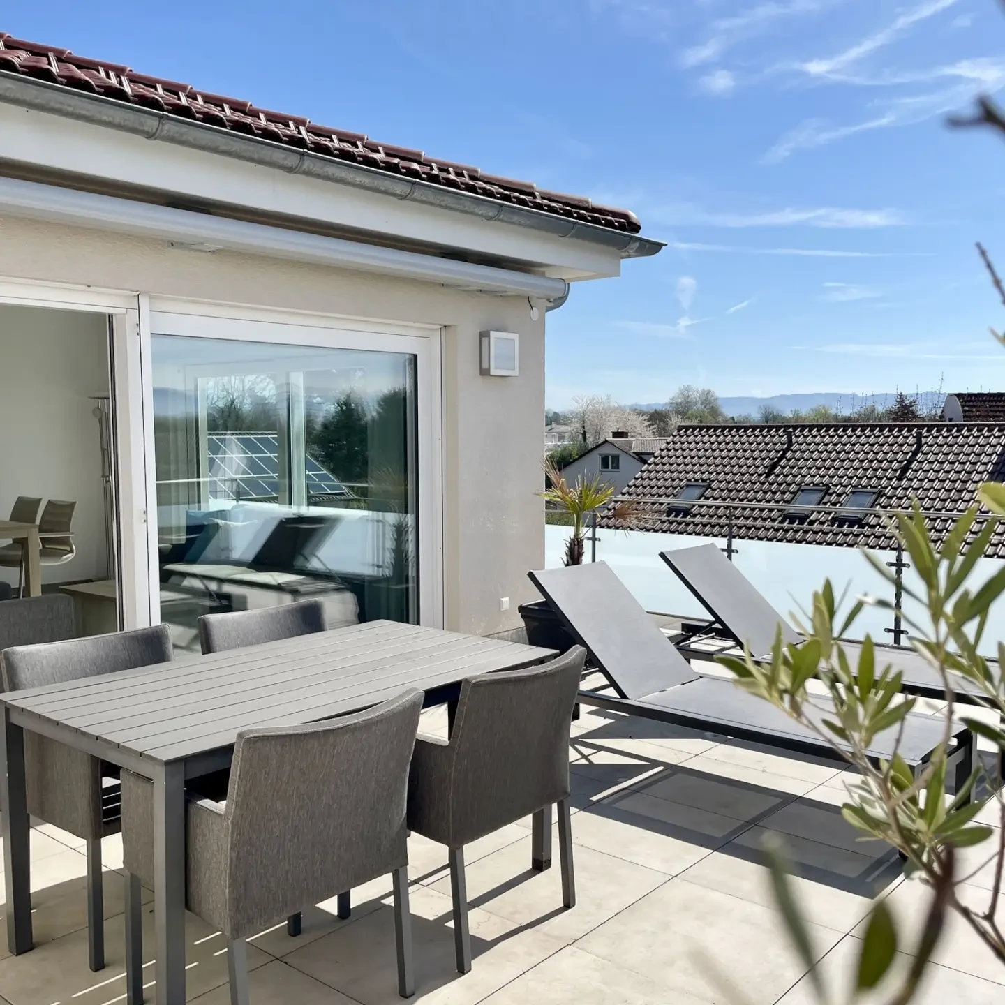 Dachterasse Essbereich und Sonnenliegen der Ferienwohnung Penthouse-Appartement in Langenargen am Bodensee